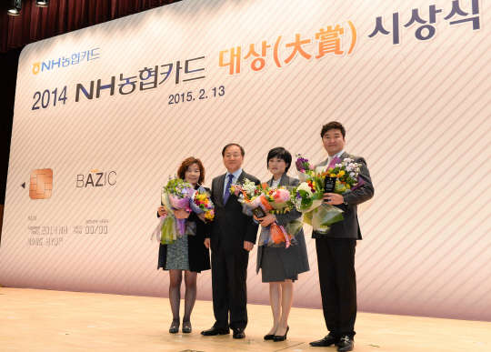 13일 서울 농협중앙회 본관 대강당에서 진행된 NH농협카드 대상 수상식에서 (왼쪽부터) 강혜영 과장, 김주하 NH농협은행장, 박순천 과장대리, 김주광 설계사가 수상 후 기념사진을 찍고 있다.